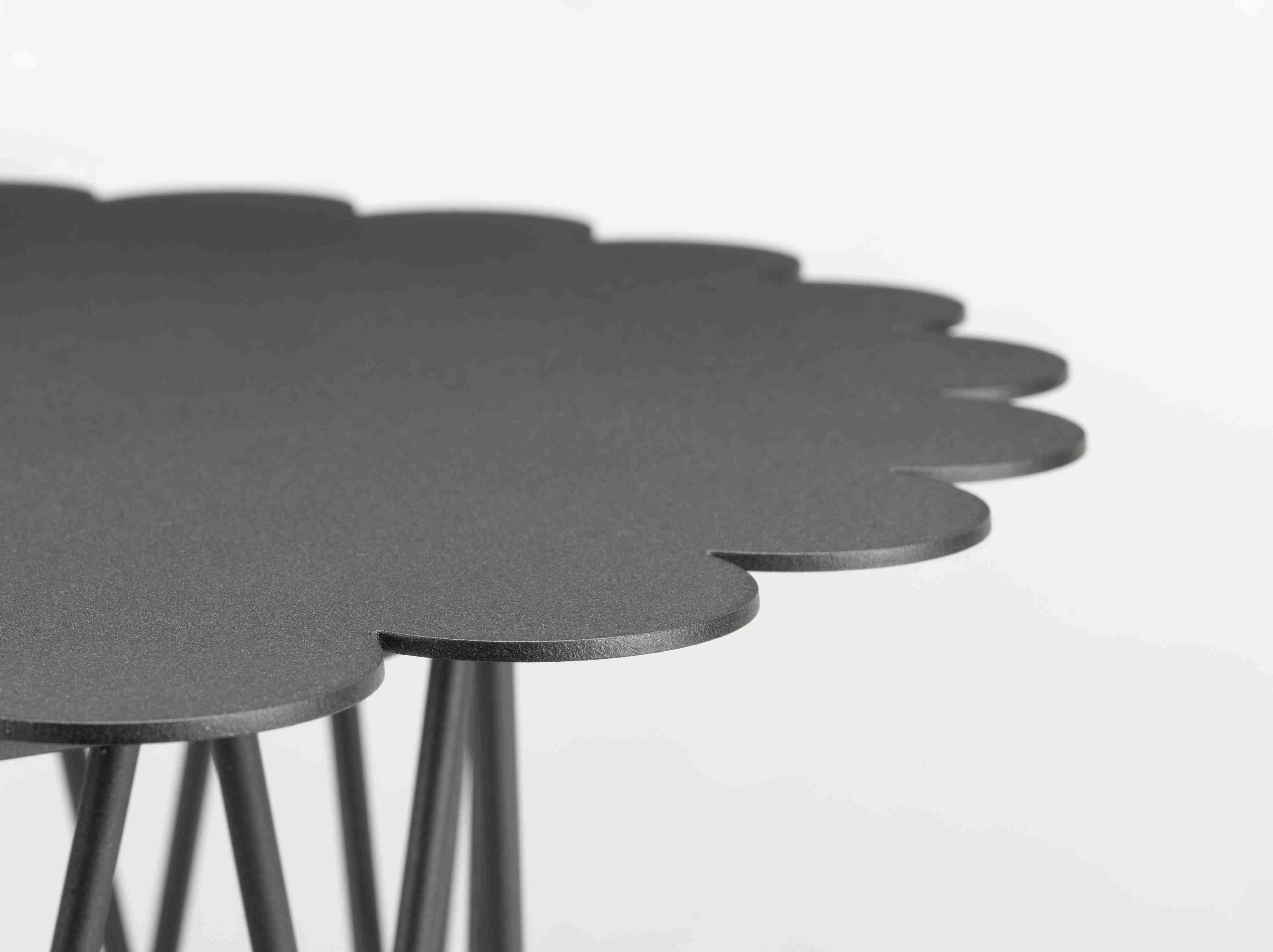 Detailaufnahme des Vitra Flower Table in Schwarz mit blütenförmiger Tischplatte und filigranem Stahlgestell.