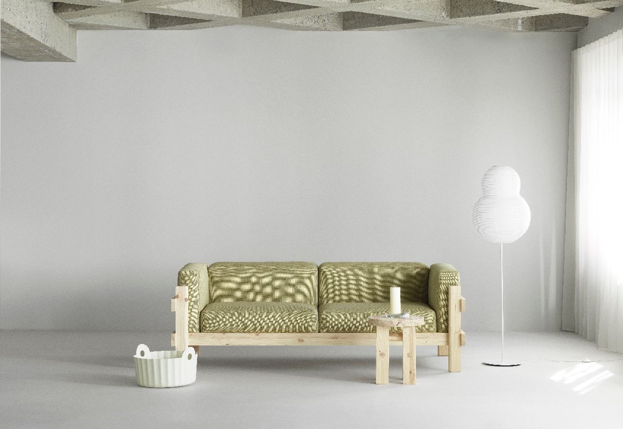 Kube Sofa von Normann Copenhagen mit hellgrünem Stoffbezug und Holzgestell, minimalistisches Wohnzimmer-Interieur.
