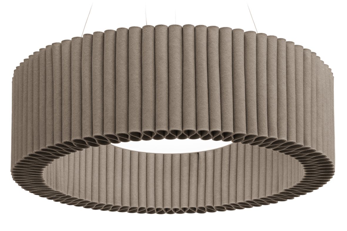 Beige Welle Deckenobjekt von HEY-SIGN: Runde Filzlampe mit zylindrischen Elementen und Aufhängung für moderne Raumgestaltung.