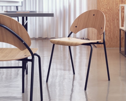 Zwei moderne Holzstühle mit schwarzem Metallgestell für Esszimmer oder Büro. Design Stuhl.
