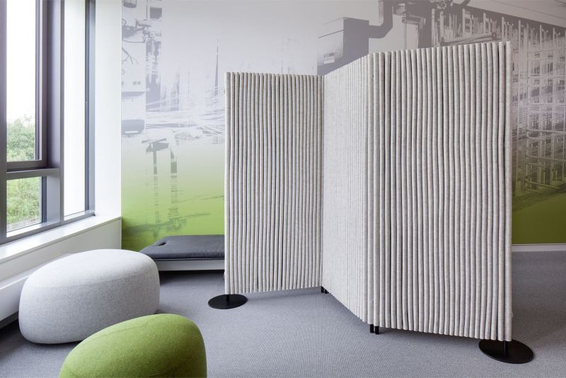 Moderner, dreiteiliger Raumteiler aus Filzlamellen in Grau, ideal für Büro und Wohnraum.