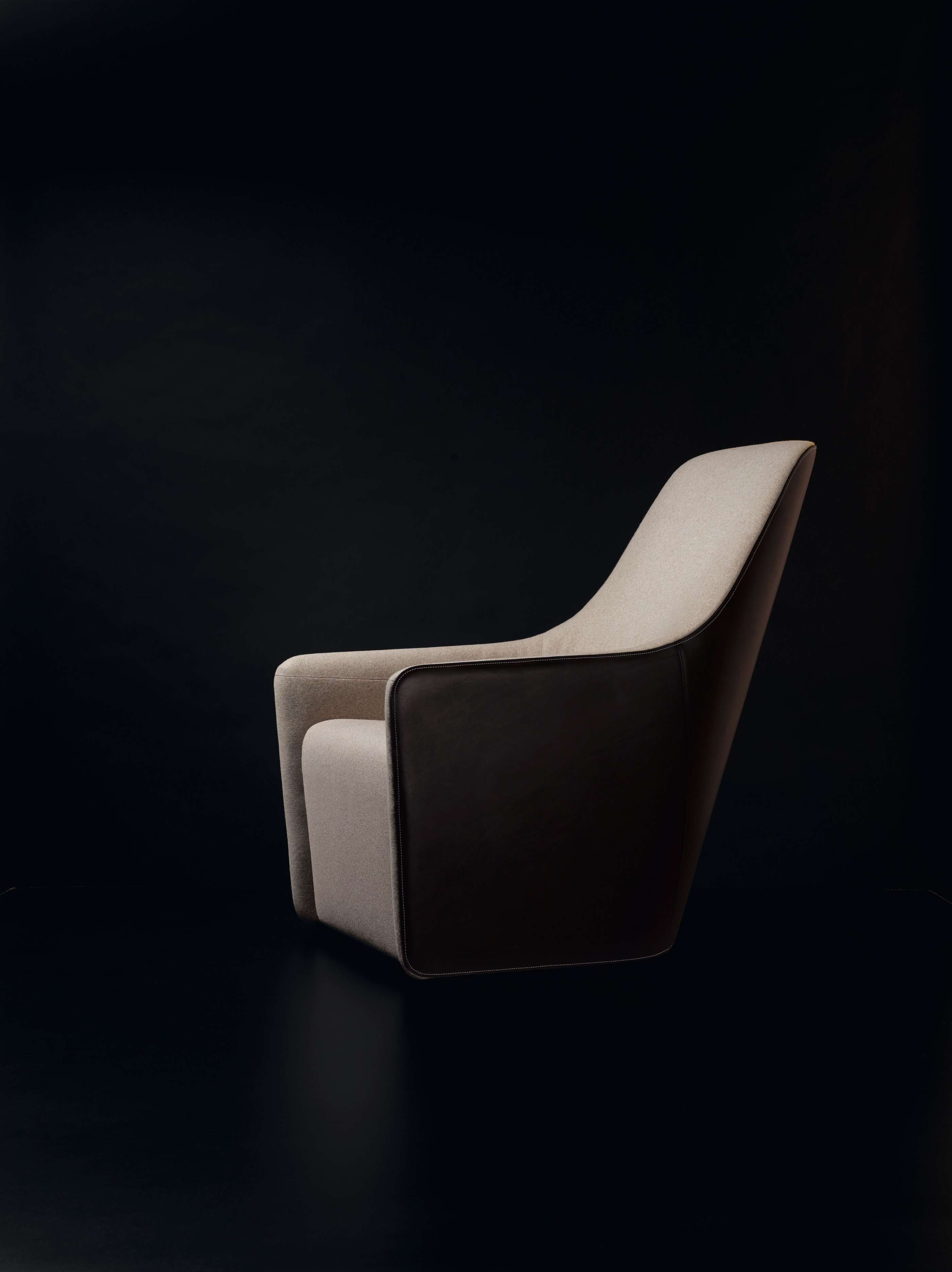520 Foster Sessel von Walter Knoll, hellgrauer Stoffbezug mit dunkler Leder-Rückseite, seitliche Perspektive.
