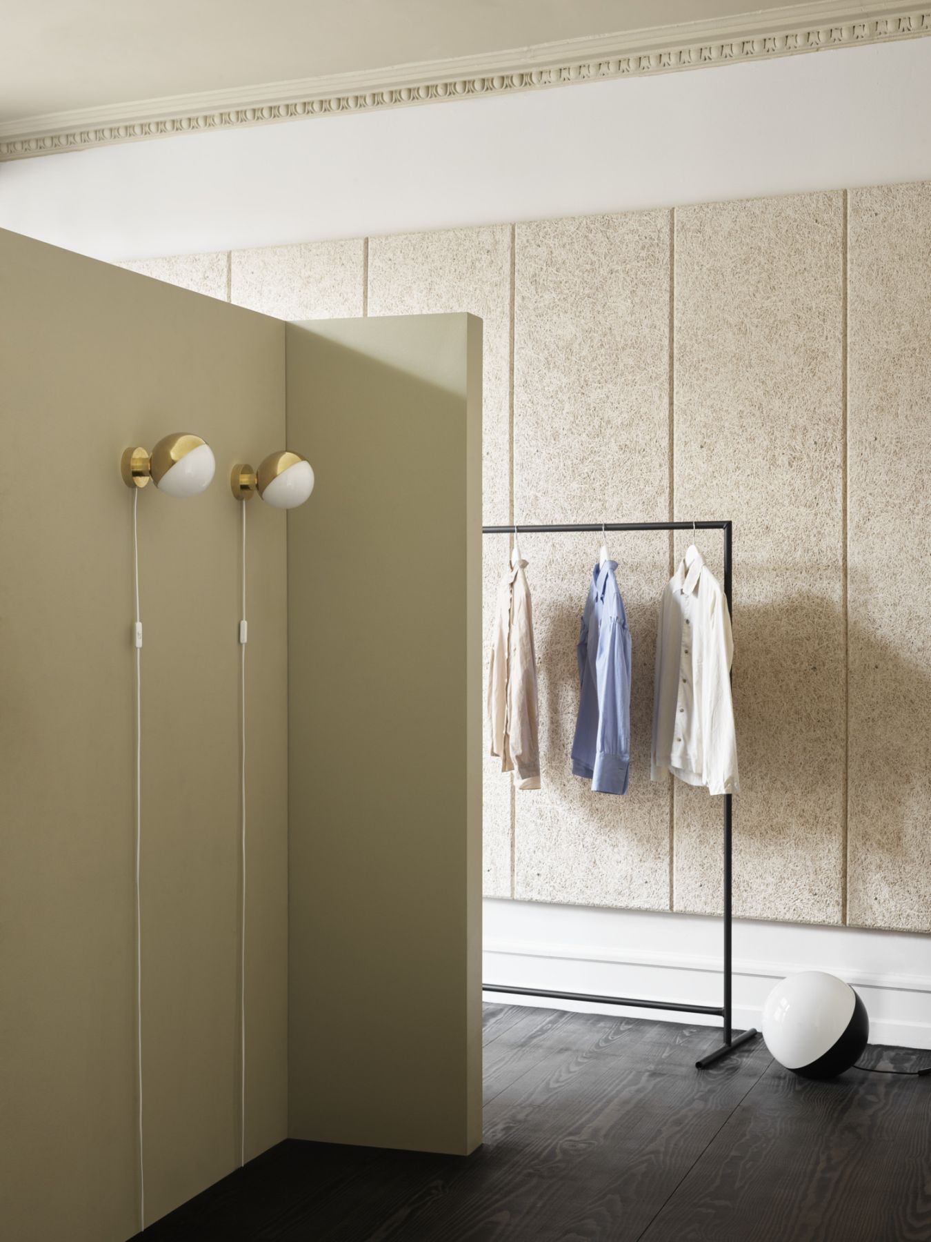 Nahaufnahme von zwei VL Studio Wandleuchten von Louis Poulsen und einer VL Studio Tischleuchte im Raum.