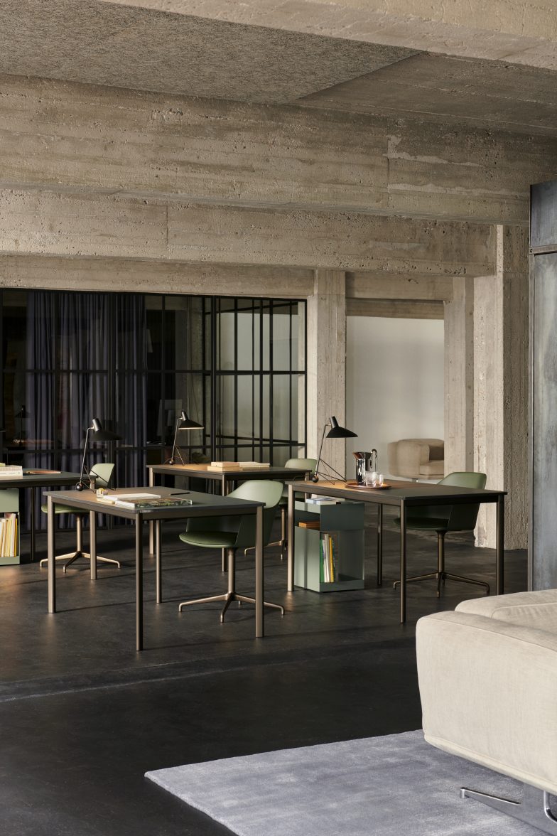 AndTradition Drip Table HW58/HW59/HW60 im modernen Büroambiente mit Schreibtisch, Stuhl und Lampe.