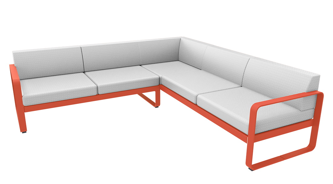 Bellevie Lounge Sofa von Fermob für den Außenbereich, orangefarbenes Gestell mit hellgrauen Polstern.