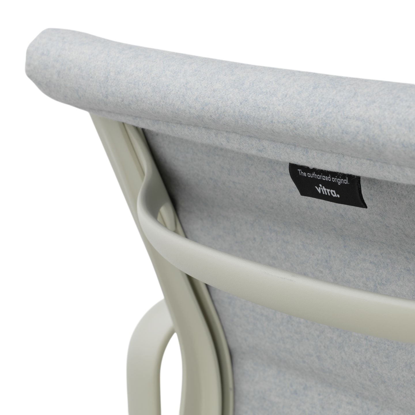 Detailaufnahme der Rückenlehne des Vitra Aluminium Chair EA 117 mit Stoffbezug und Etikett.