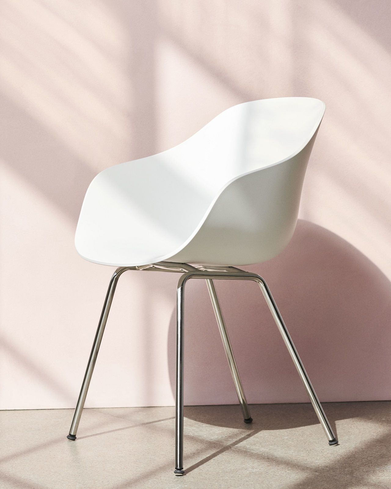 Weißer About a Chair AAC226 Stuhl von Hay mit Chromgestell vor rosa Wand. Designstuhl.
