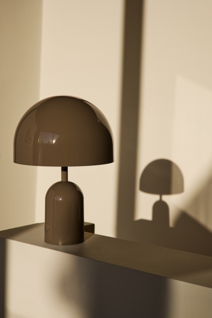 Nahaufnahme der Tom Dixon Bell Tischleuchte in Schwarz, eine tragbare LED Akkuleuchte.
