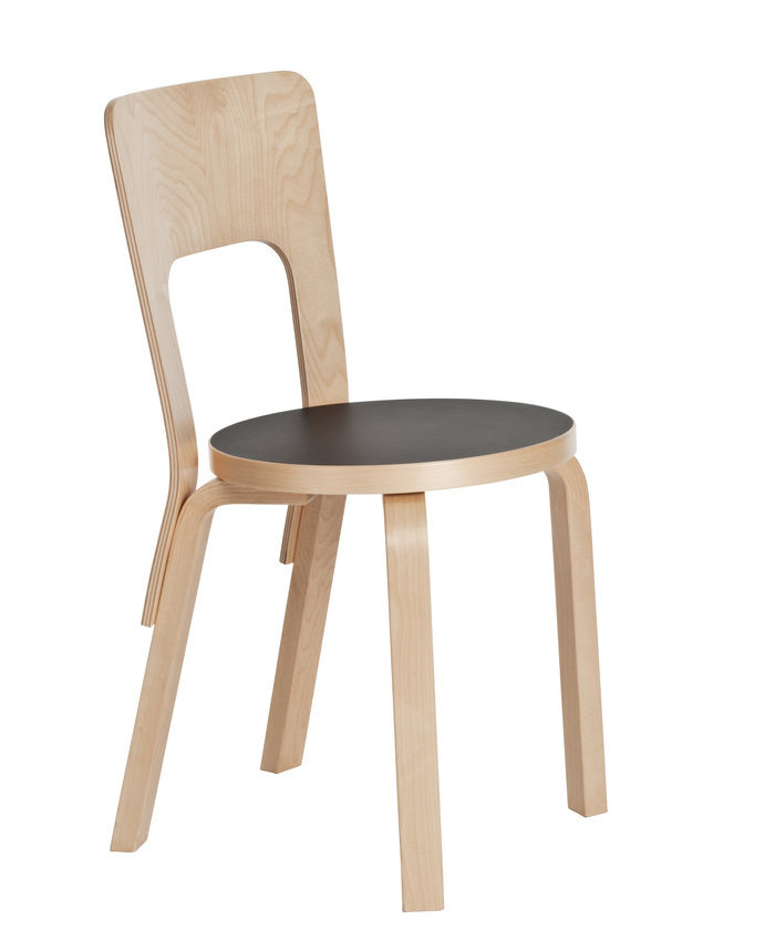 Artek Stuhl 66 aus hellem Holz mit dunkler Sitzfläche, skandinavisches Design für Esszimmer und Wohnbereich.