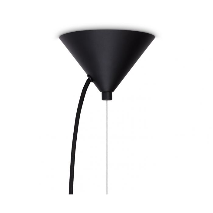 Detailaufnahme der schwarzen Tom Dixon Beat Flat LED Pendelleuchte, moderne Hängeleuchte für Wohnzimmer und Essbereich.