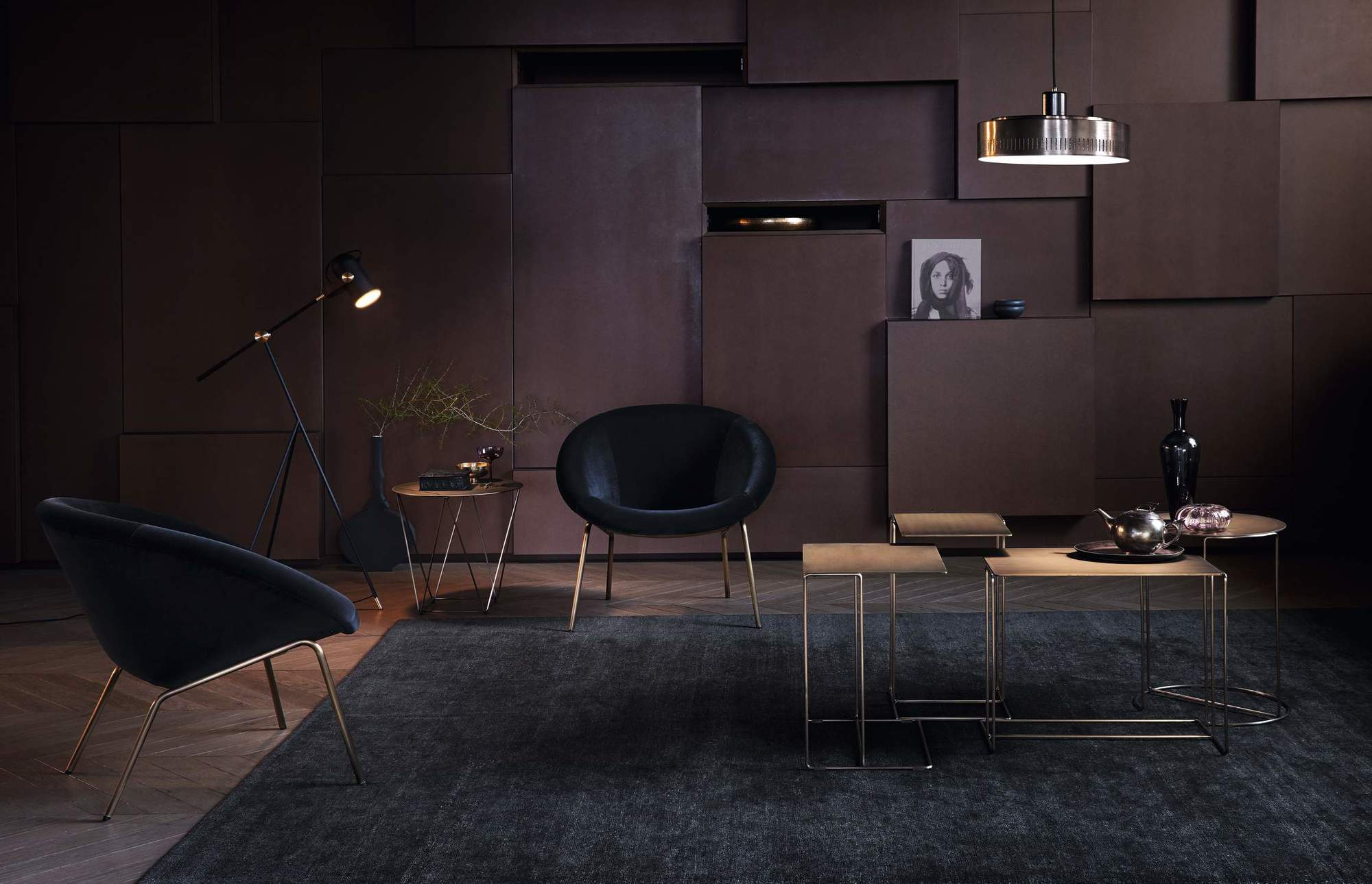 Dunkelblauer Walter Knoll Sessel 369 mit goldenen Beinen in einem stilvollen Wohnzimmer-Interieur.