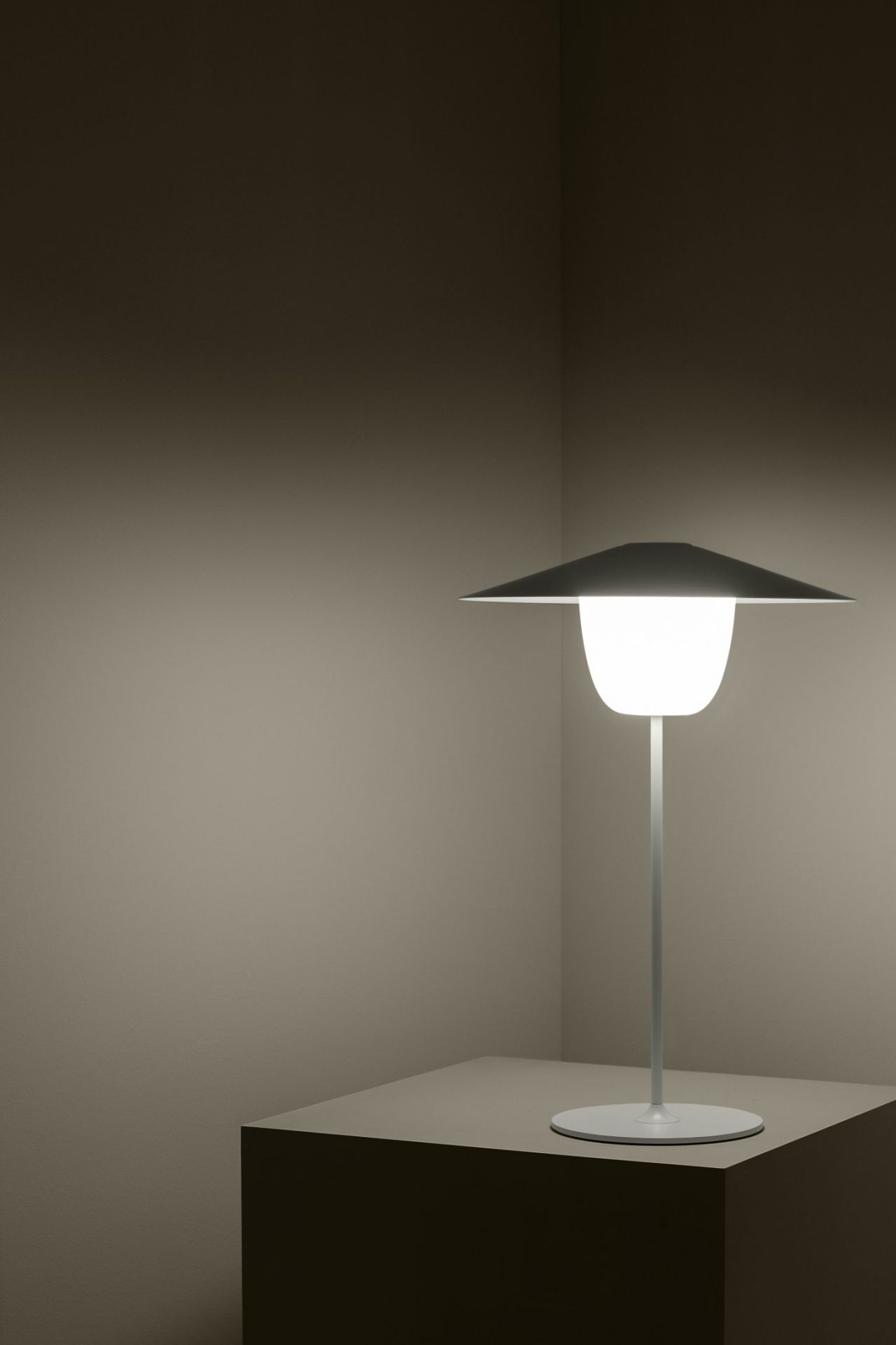 Ani Mobile LED Tischleuchte von Blomus in Warmgrau, modernes Design, stimmungsvolle Beleuchtung für den Innenbereich.