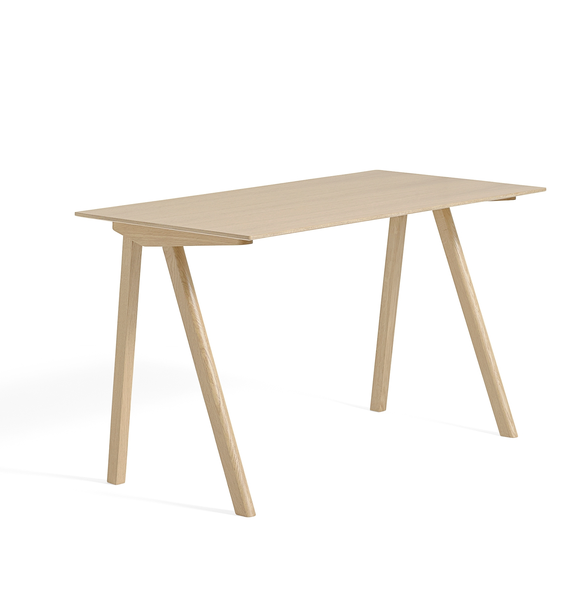Heller Copenhague CPH 90 Schreibtisch von Hay aus Holz mit schrägen Beinen.