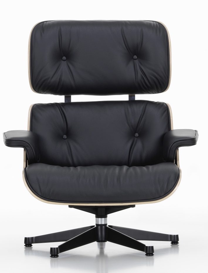 Schwarzer Eames Lounge Chair Sessel von Vitra mit Lederbezug und Holzschale, bequemer Designklassiker.