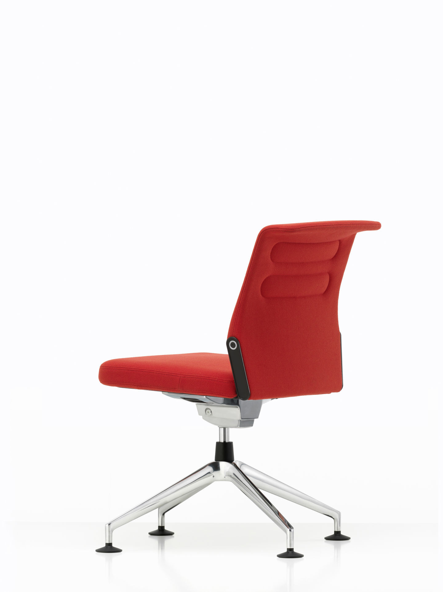 Roter AC5 Meet Bürodrehstuhl von Vitra mit Stoffbezug und poliertem Aluminiumfuß, Seitenansicht.