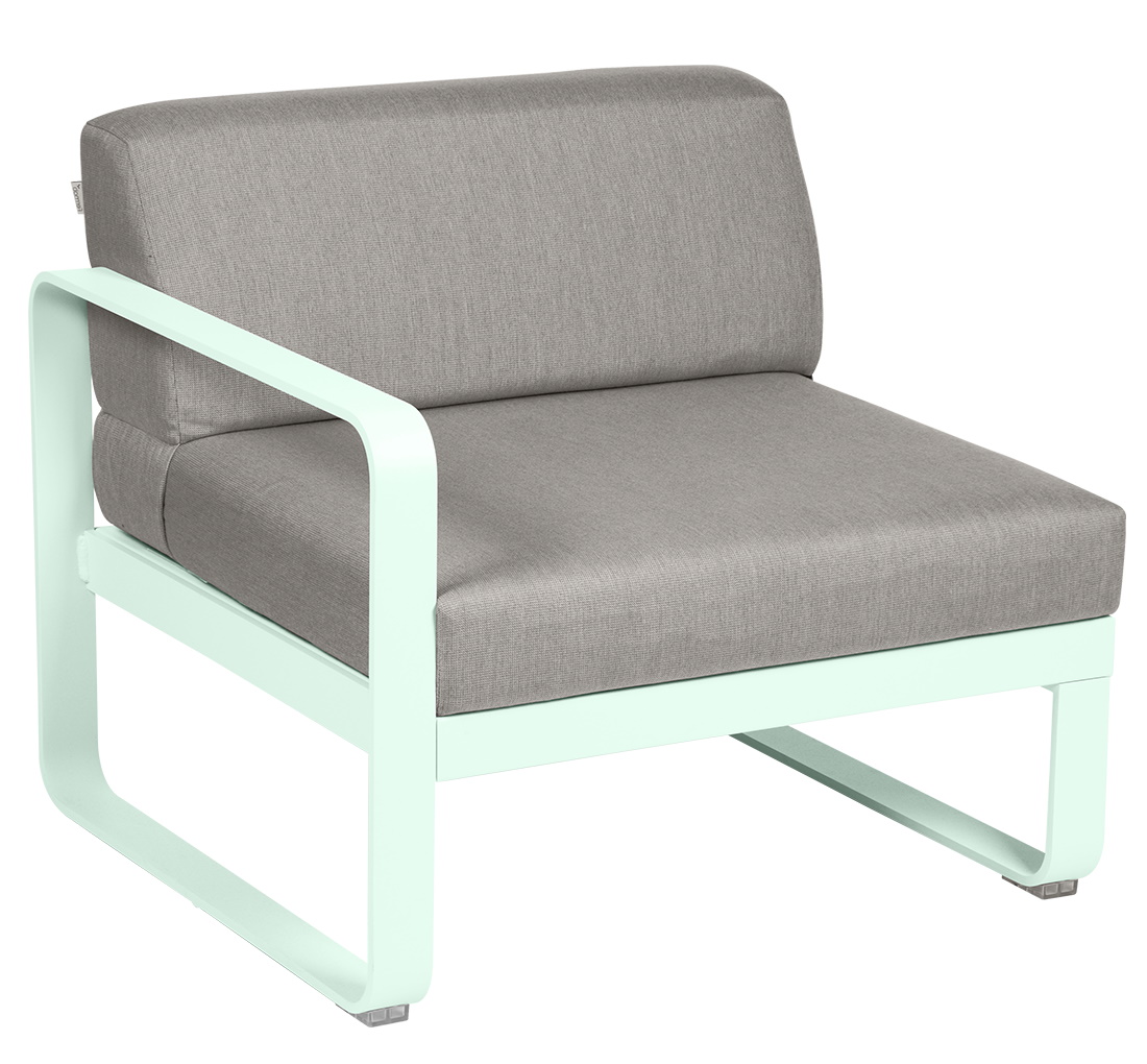 Bellevie 1-Sitzer Modul Outdoor Sofa von Fermob, hellgrünes Gestell mit grauem Sitzkissen und Rückenlehne.