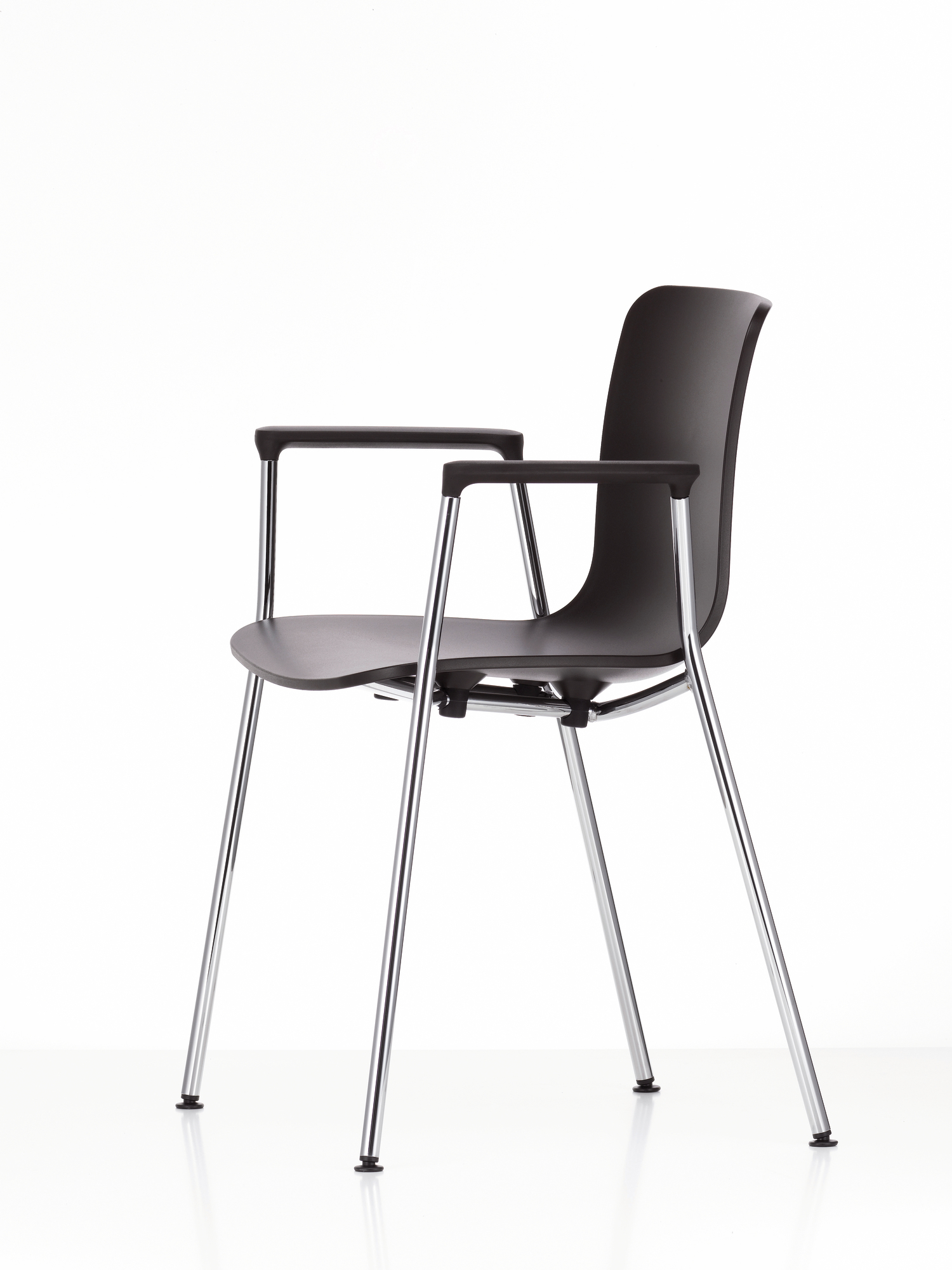 Vitra Hal Armlehnenstuhl mit schwarzer Sitzschale und verchromtem Stahlgestell, moderner Bürostuhl.