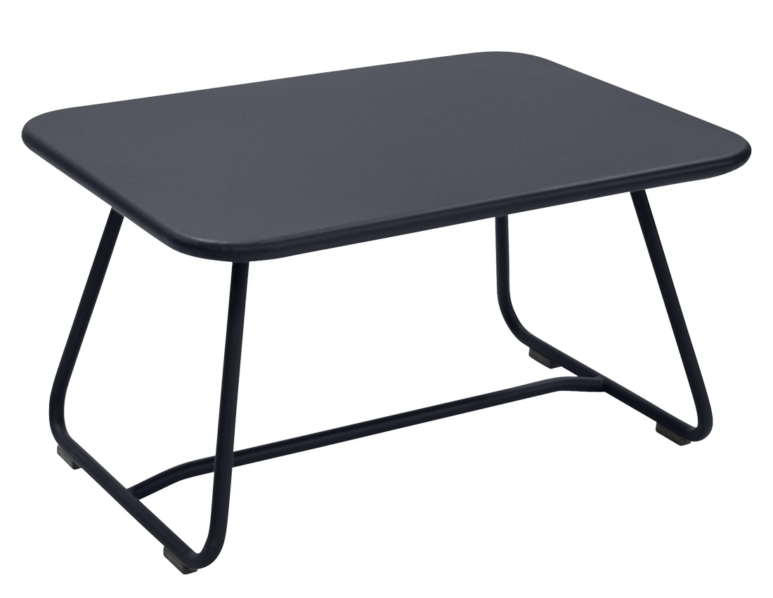 Schwarzer Sixties Outdoor Tisch von Fermob, niedriger Beistelltisch für Garten und Terrasse.