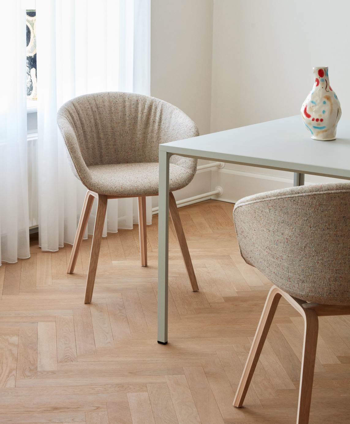 Beiger "About a Chair" AAC23 Stuhl von Hay mit Holzbeinen, Bezug Bolgheri LGG60.