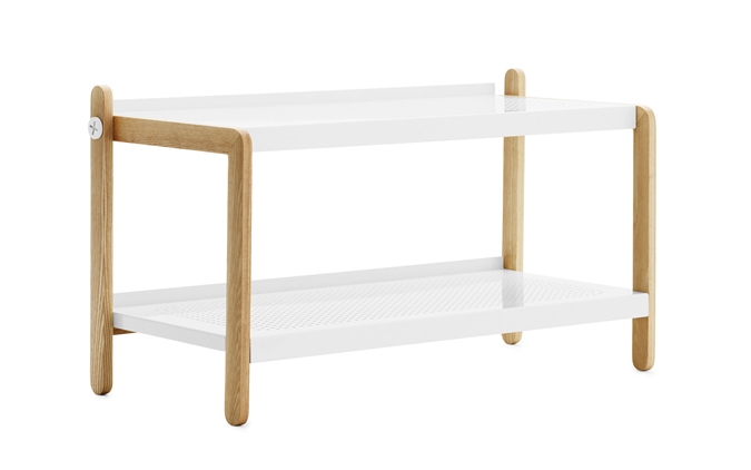 Sko Schuhregal von Normann Copenhagen mit zwei Ablagen aus weißem Stahl und hellem Holz.