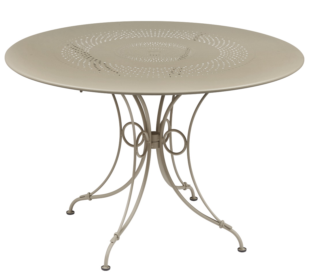 Fermob 1900 Gartentisch, runder Outdoor-Tisch aus Metall in Leinenbeige mit filigranem Lochmuster.