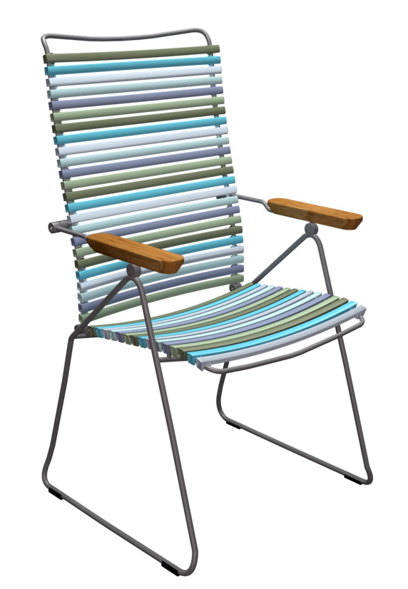 Houe Click Position Chair Outdoor Sessel mit Armlehnen aus Bambus und farbigen Kunststofflamellen.