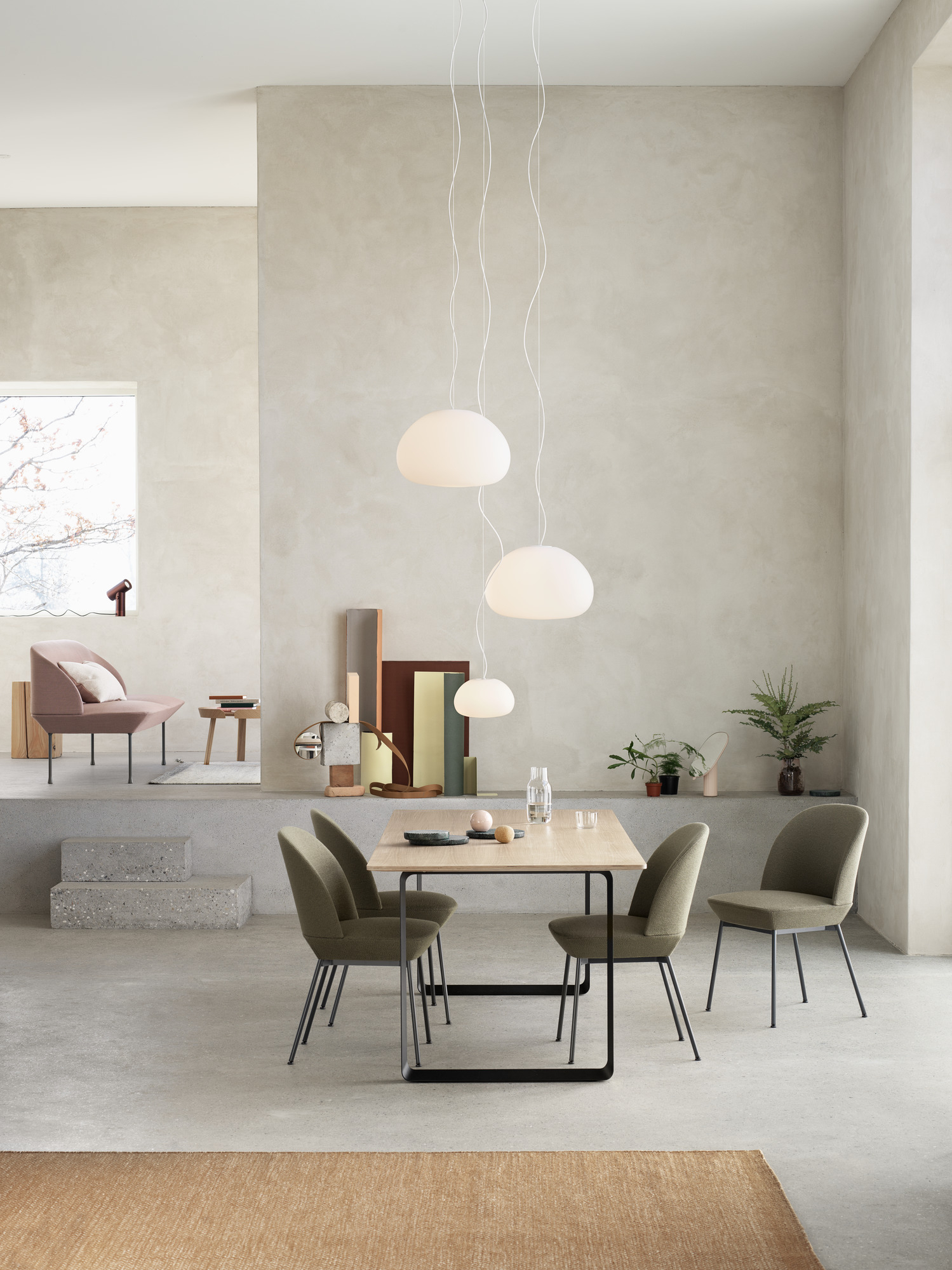 Muuto 70/70 Table Esstisch aus Holz mit schwarzem Gestell und grünen Stühlen in modernem Ambiente.