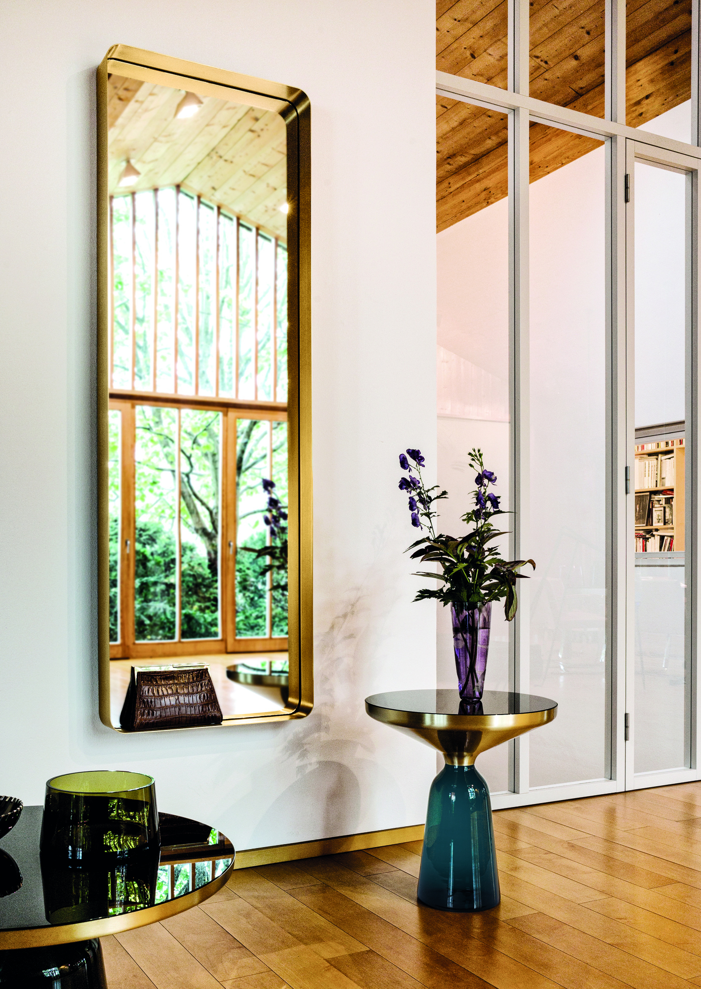 Nahaufnahme eines Bell Side Table Beistelltisches von ClassiCon mit Marmor Tischplatte und blauen Blumen in lila Vase.