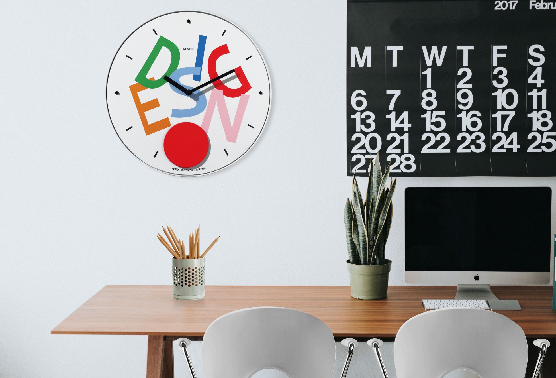 Appuntamento Wanduhr von Rexite mit bunten Buchstaben als Ziffernblatt, modernes Design für Wohnzimmer.