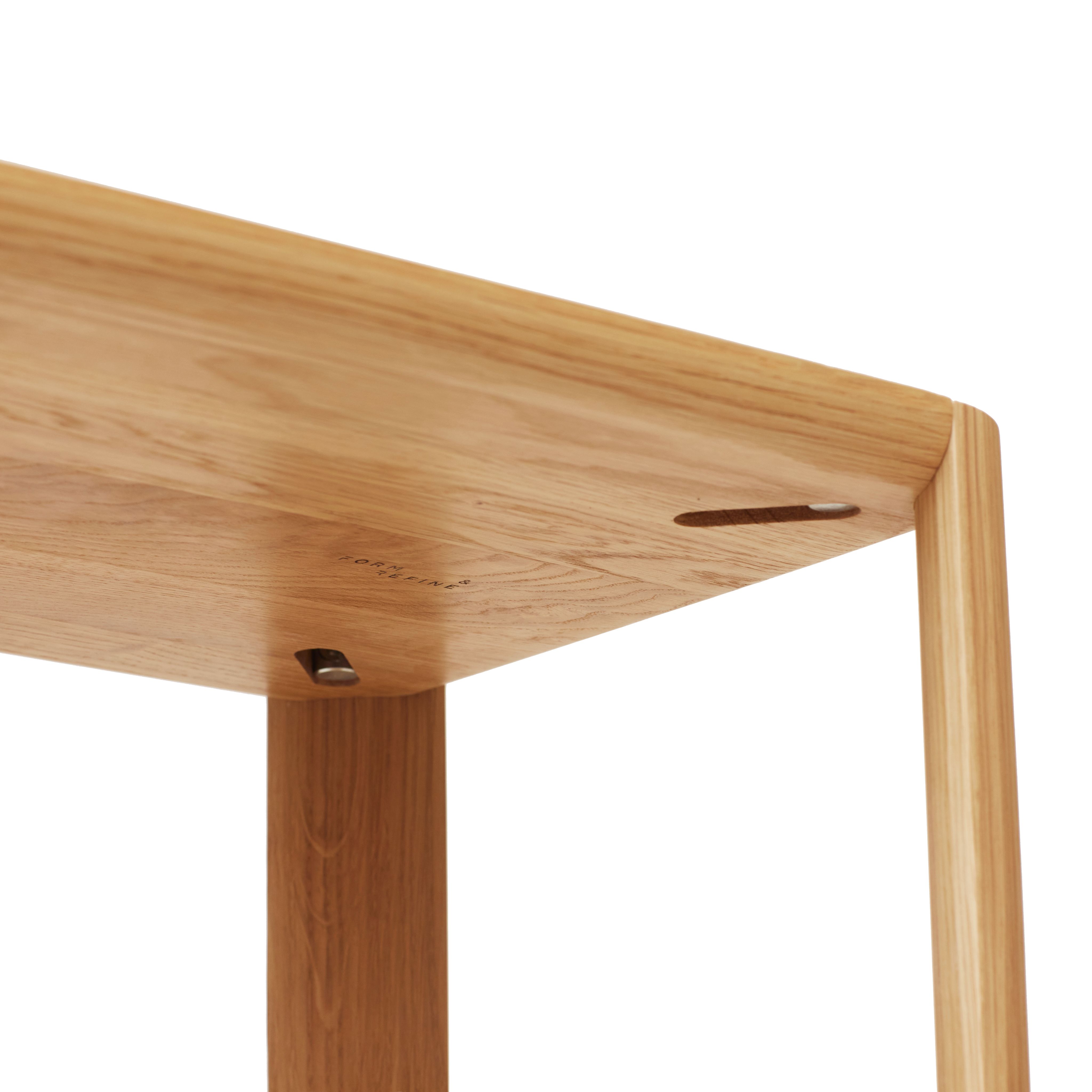 Detailaufnahme des Leaf Regals von Form & Refine, geöltes Eichenholz, moderne Möbel für Wohnzimmer.