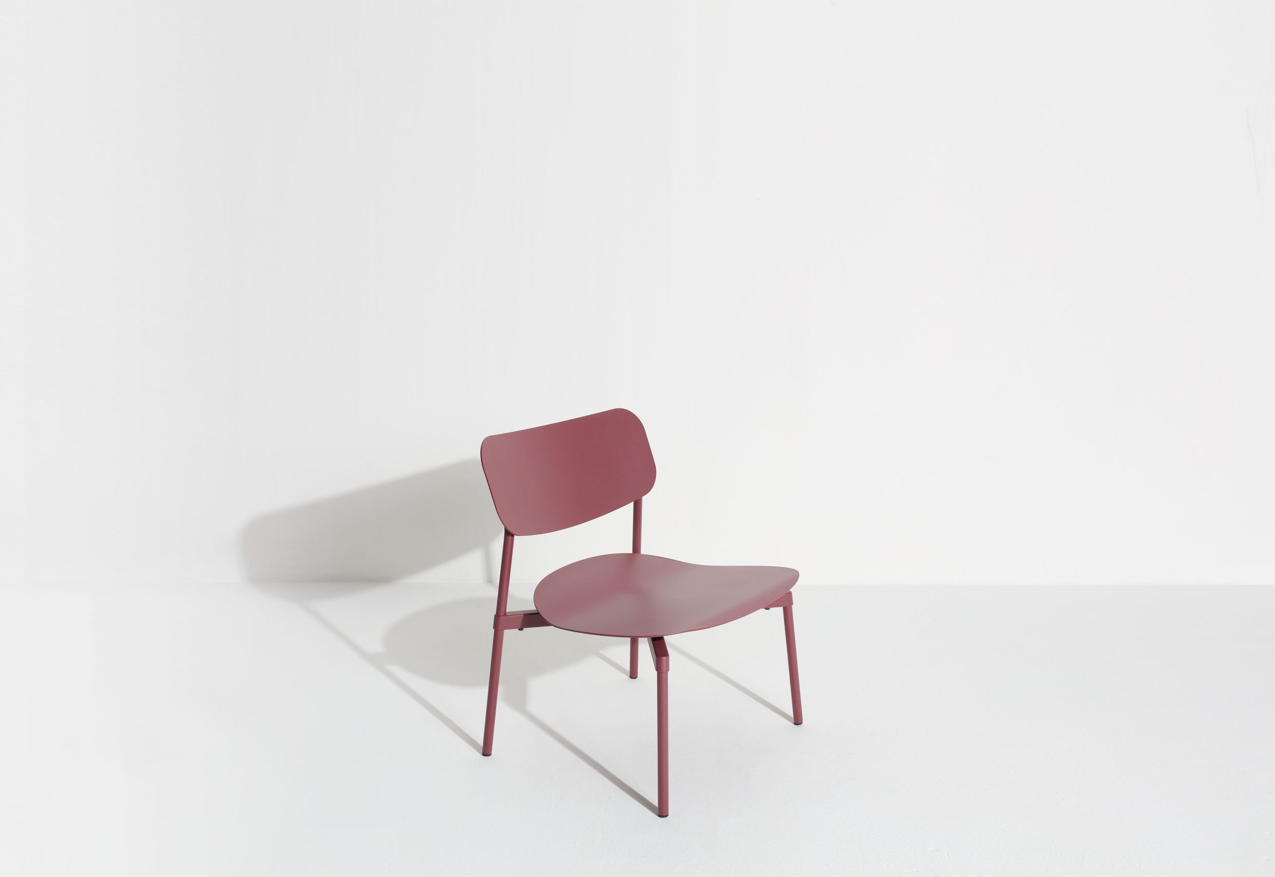 Braunroter Fromme Lounge Chair Sessel von Petite Friture, moderner Design Stuhl für Wohnzimmer und Büro.