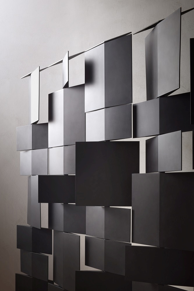 Divide It Raumteiler von MDF Italia: Moderner, modularer Raumteiler in Schwarz und Weiß, abstrakte Wandgestaltung.