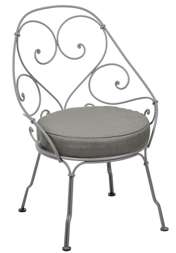 Grauer 1900 Sessel von Fermob für den Garten oder Balkon mit runder Sitzfläche und filigranem Design.