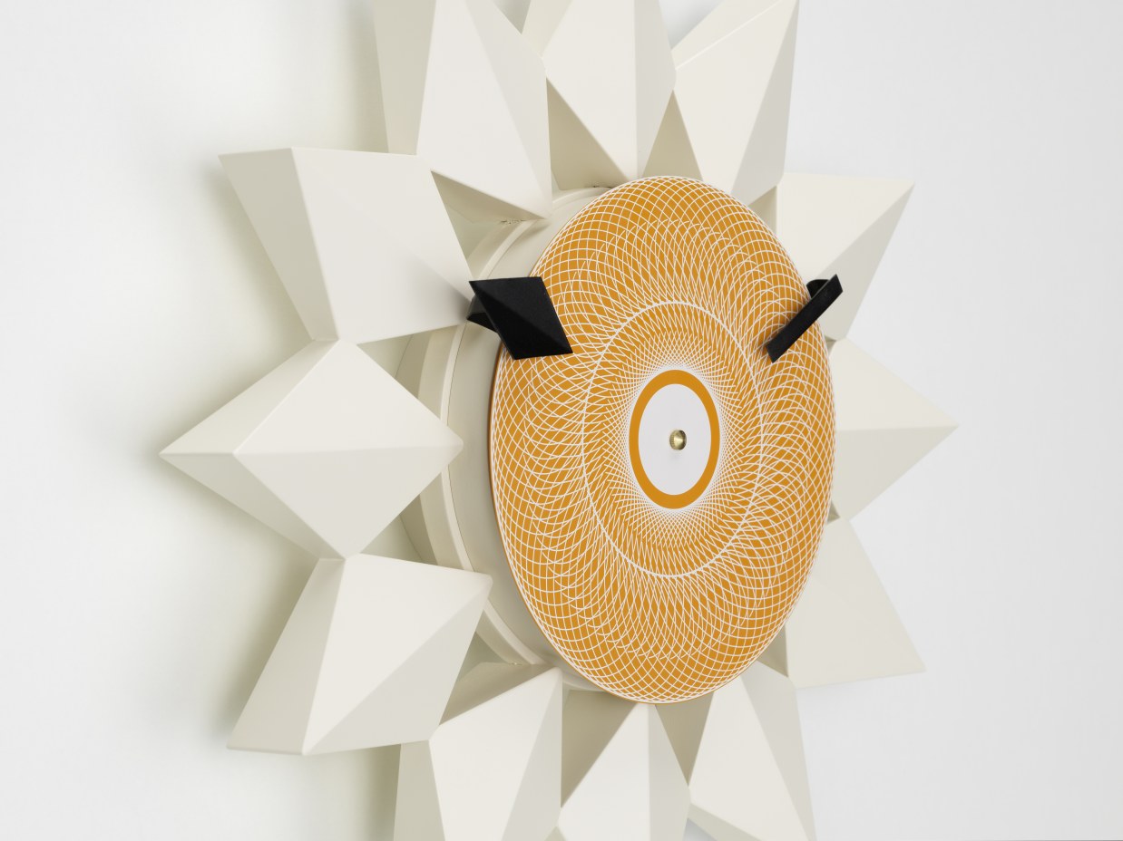 Weiße Diamond Markers Wanduhr von Vitra mit geometrischem Design und gelbem Ziffernblatt.
