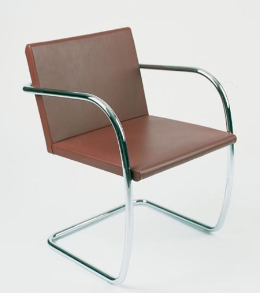 Brno Tubular Stuhl von Knoll International mit braunem Lederbezug und verchromtem Rundrohr-Gestell.