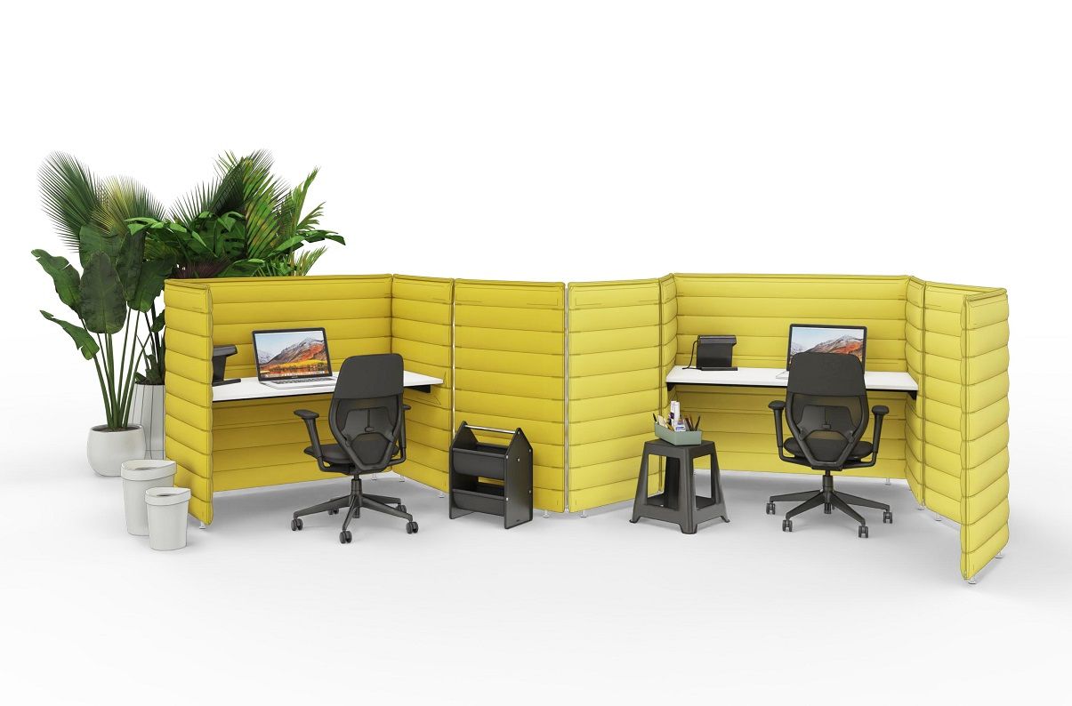 Büroarbeitsplätze mit gelben Trennwänden und schwarzem ACX Light Bürostuhl von Vitra für modernes Arbeiten.