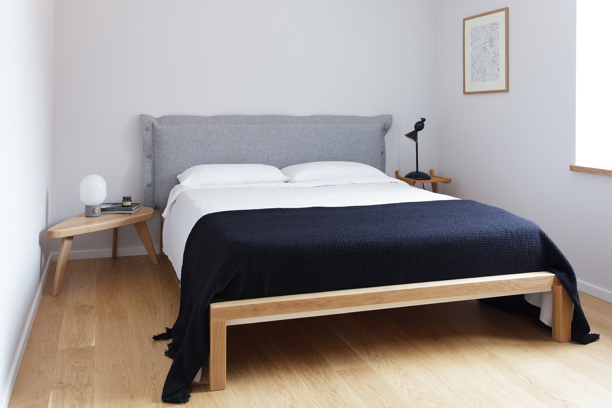 Pure Eiche Bett 180x200 mit grauem Polsterkopfteil von Hans Hansen im Schlafzimmer.