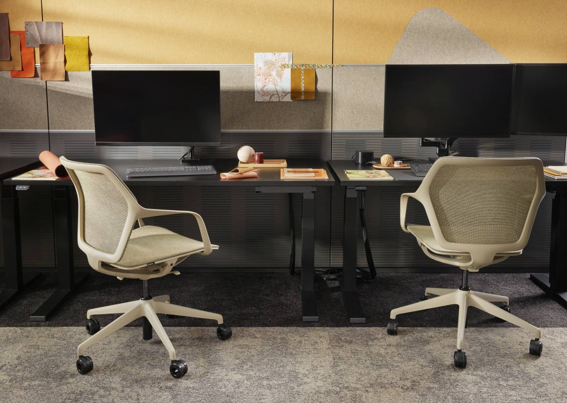 Büroarbeitsplatz mit zwei Brunner Ray Work 9220 Bürodrehstühlen in Beige vor höhenverstellbaren Schreibtischen.