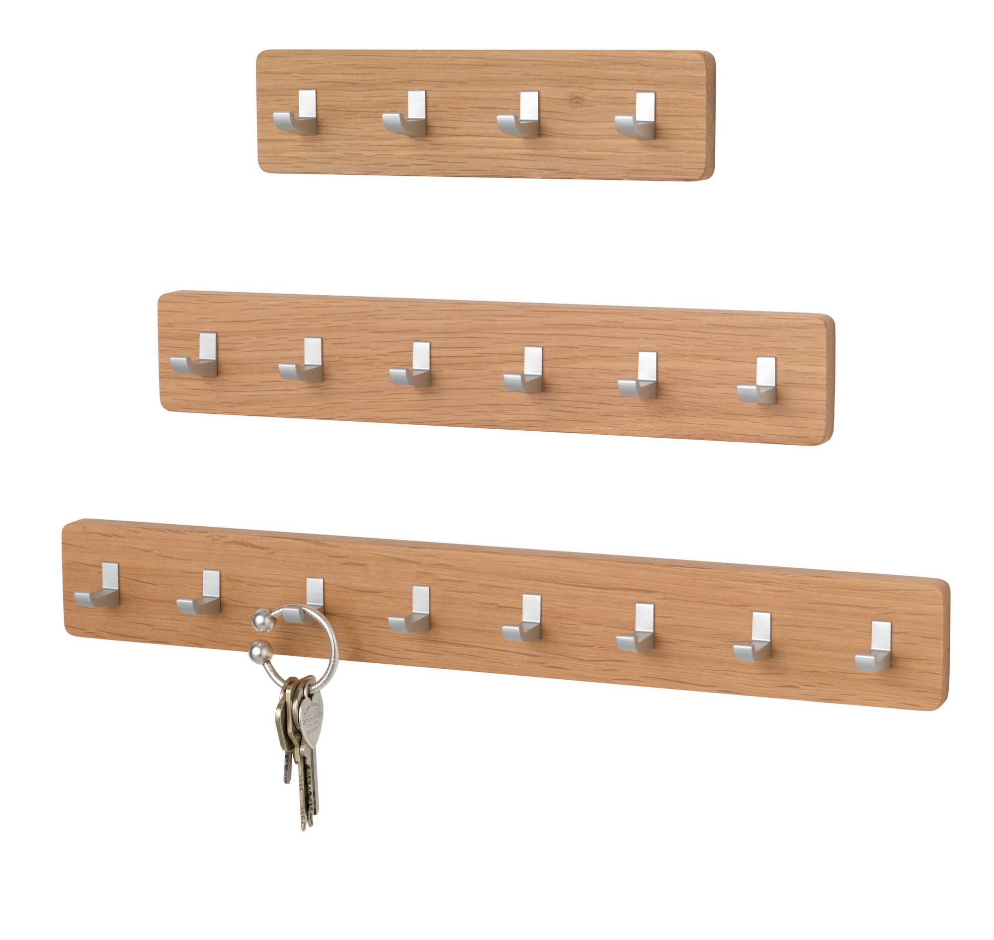 Schönbuch Key Bar Schlüsselhakenleiste aus Eiche mit silbernen Haken in drei verschiedenen Größen und Schlüsseln.