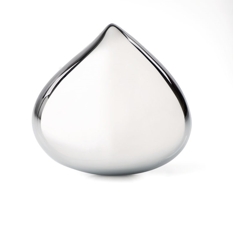Nahaufnahme der Alessi CHB01 Chestnut Pillendose, glänzend und tropfenförmig, aus poliertem Edelstahl.
