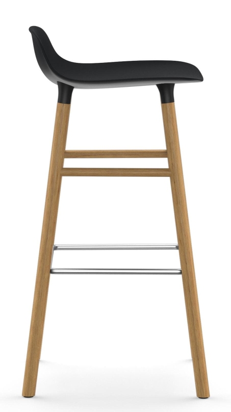 Normann Copenhagen Form Barhocker mit schwarzer Sitzfläche und hellem Holzgestell, seitliche Ansicht.