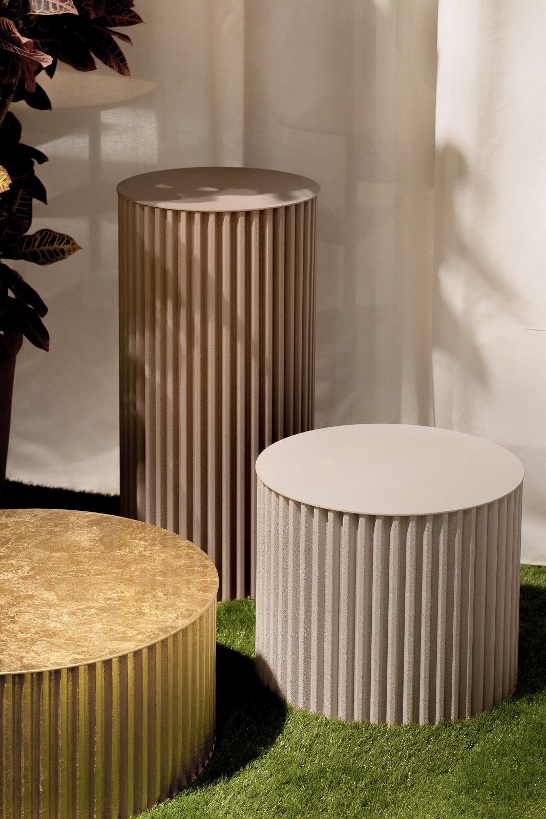 Herclino Couchtisch: Drei gerippte, runde Beistelltische in Gold, Beige und Braun für Indoor/Outdoor.