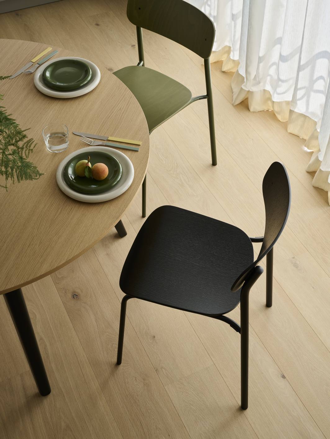 S 243 Stahlrohrstuhl in Olivgrün und Schwarz am Esstisch, minimalistisches Designmöbel für Esszimmer.