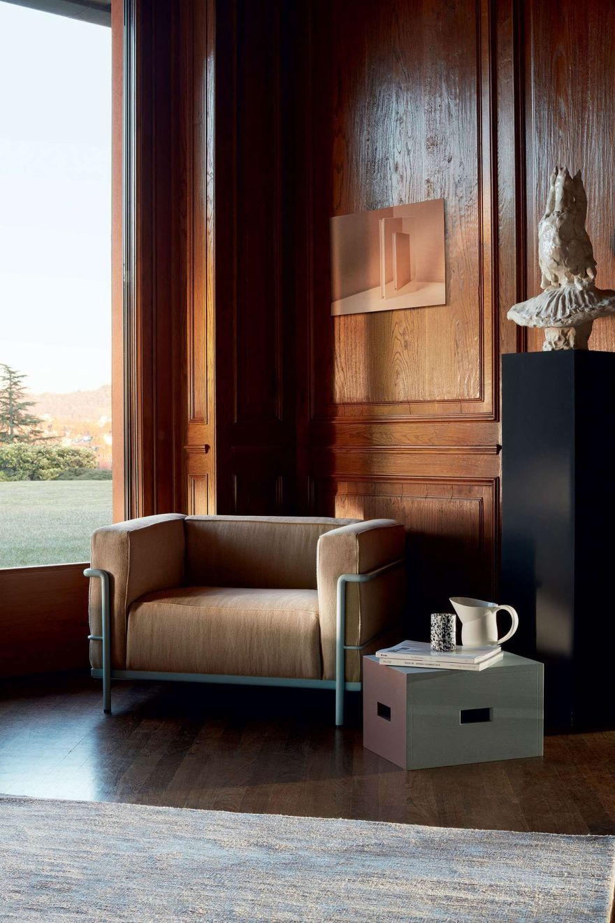 Beiger 3 Fauteuil Grand Confort Sessel von Cassina mit Stahlrahmen in stilvollem Interieur.