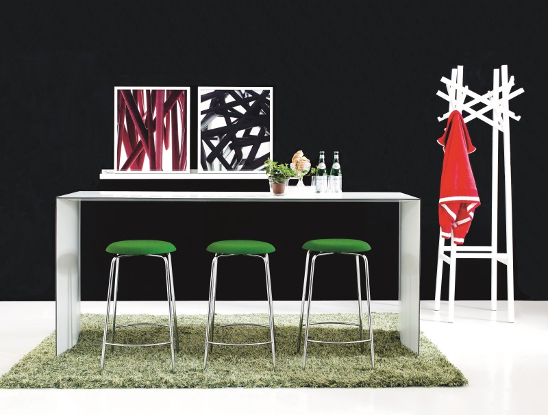 Weißer Thinner Tisch von Karl Andersson & Soener mit grünen Barhockern und minimalistischer Dekoration.
