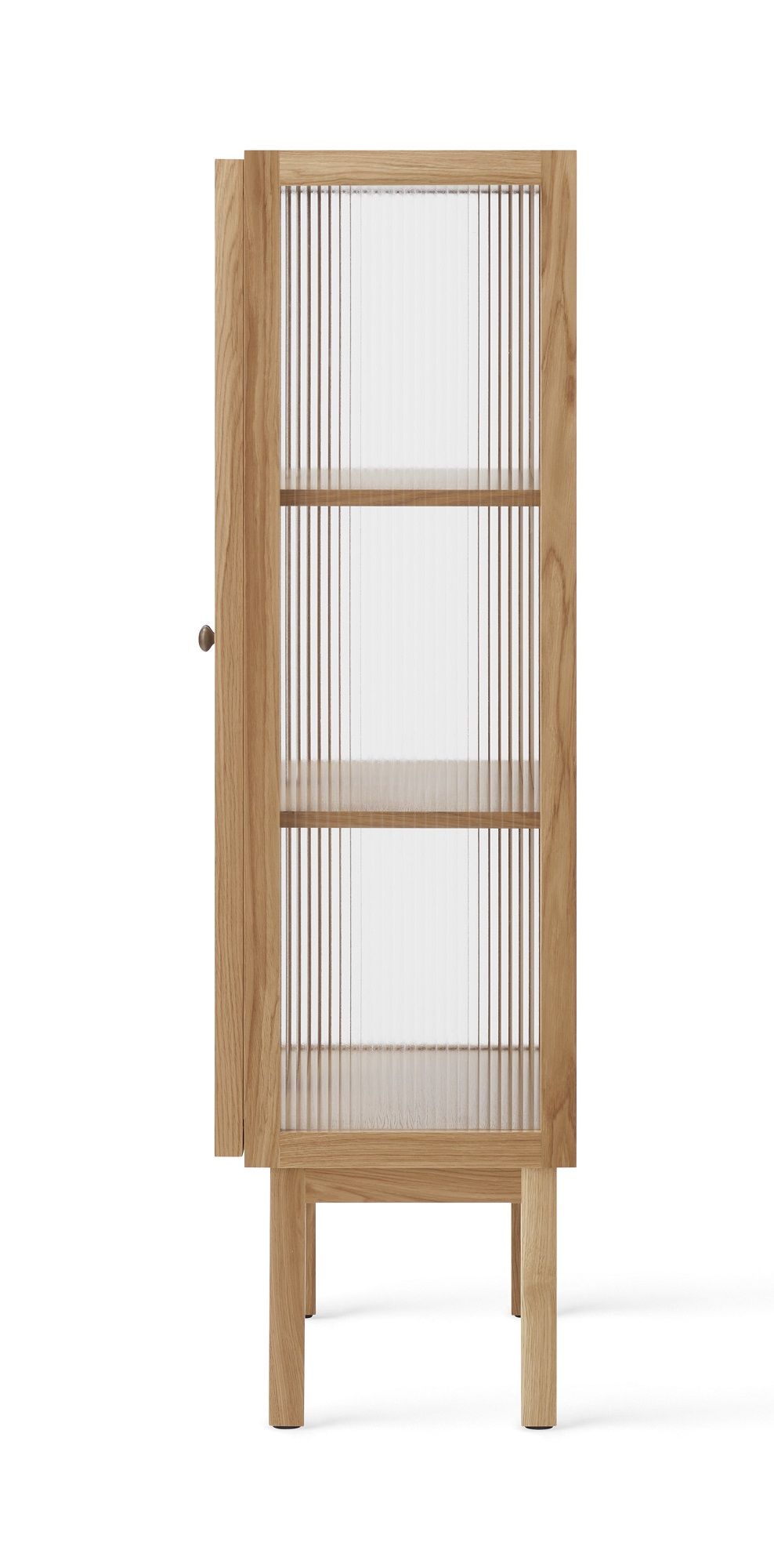 Audo Copenhagen Curiosity Cabinet aus Eiche mit geriffeltem Glas und geöffneter Tür.