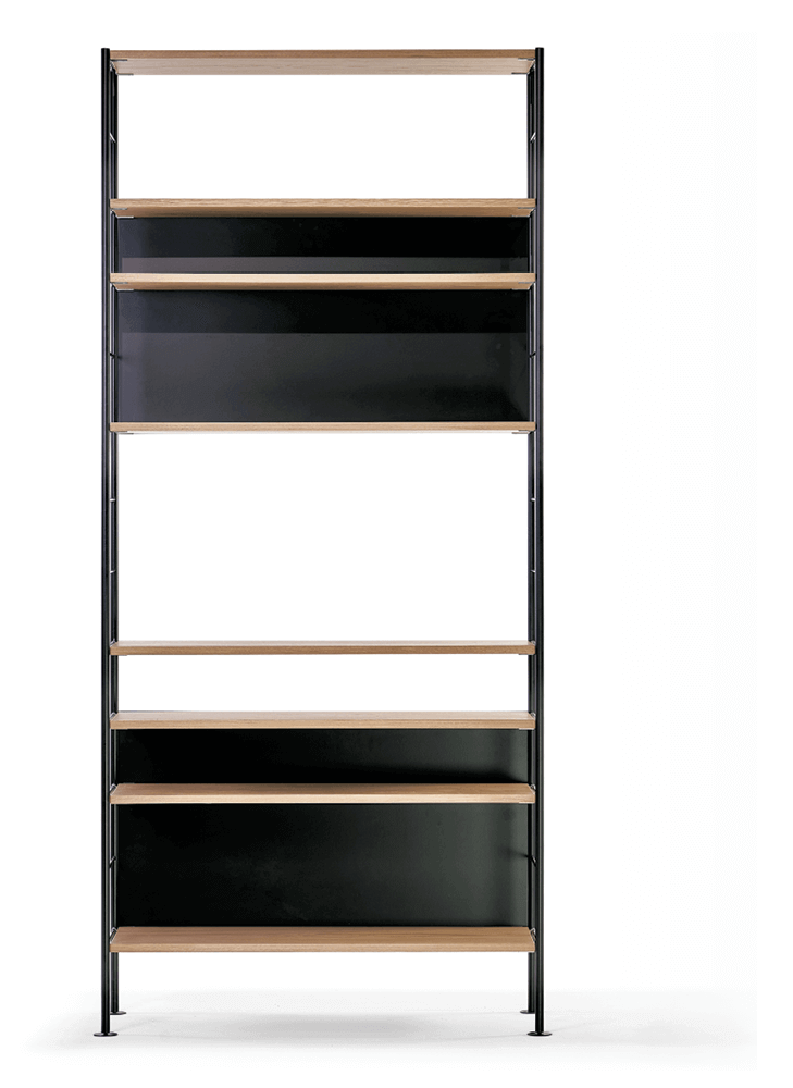 Schmales, hohes Bücherregal mit schwarzen Metallrahmen und hellen Holzregalböden für Wohnzimmer oder Büro.