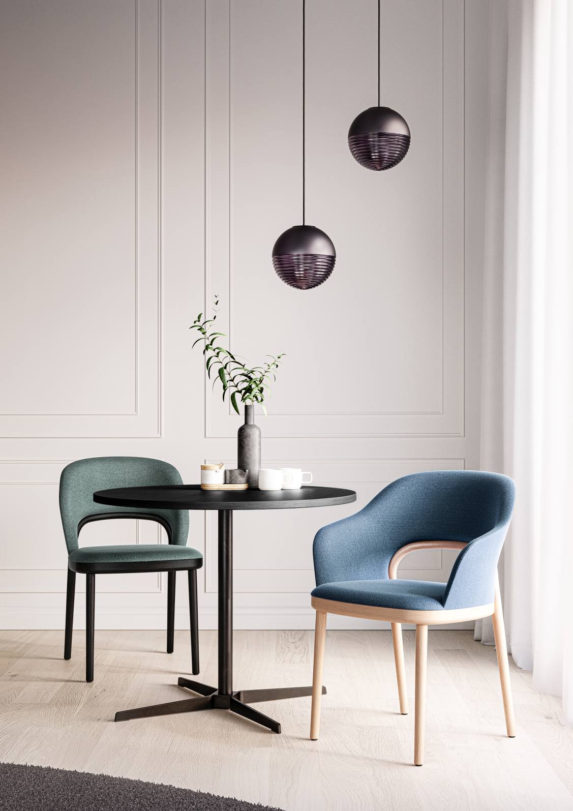 Esszimmer mit Thonet 520 PF Polsterstühlen in Blau und Grün, Tisch mit Dekoration und Pendelleuchten.