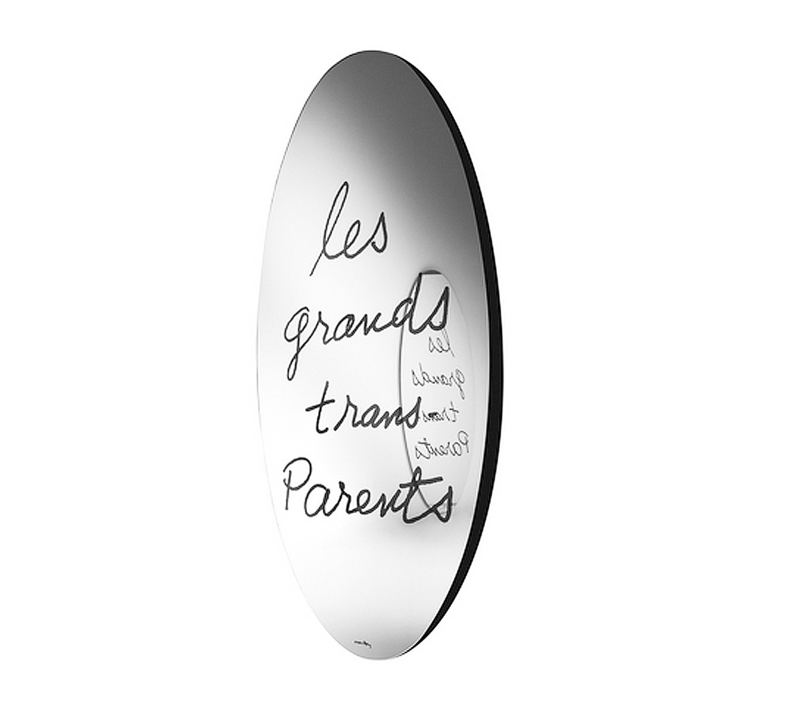 Ovaler Design-Spiegel "Les Grand Trans-Parents" von Cassina mit schwarzer Schrift. Moderner Wandspiegel für stilvolles Wohnen.