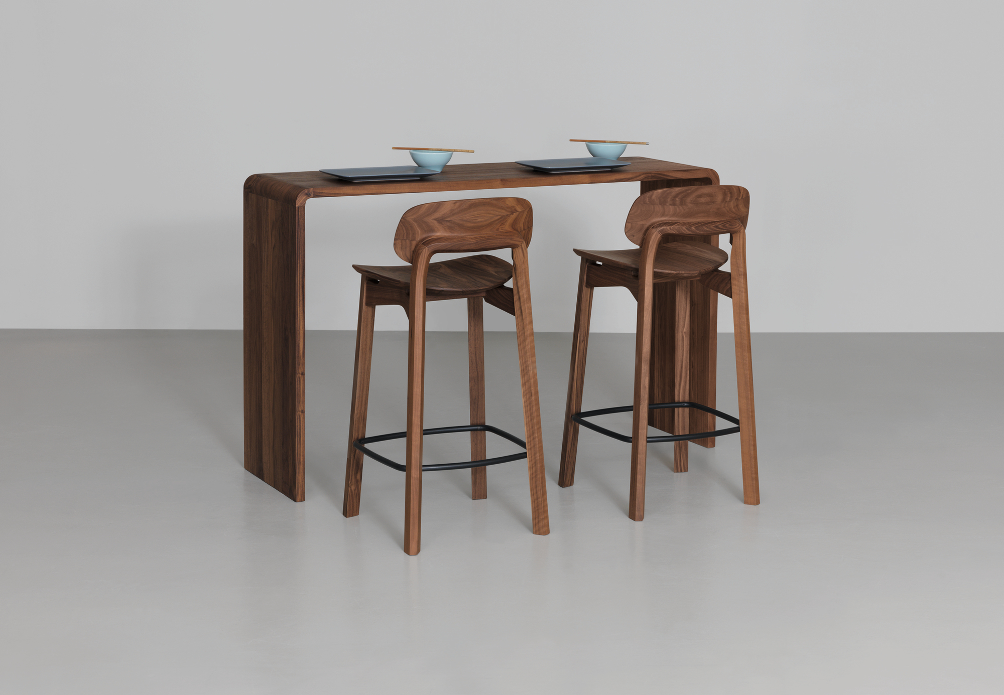 Nonoto Barhocker aus Nussbaum mit passendem Bartisch, Sitzhöhe 65 cm, modernes Design.